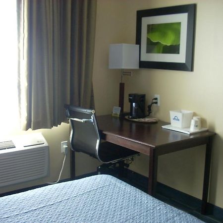 Days Inn & Suites By Wyndham Ozone Park/Jfk Airport นิวยอร์ก ภายนอก รูปภาพ