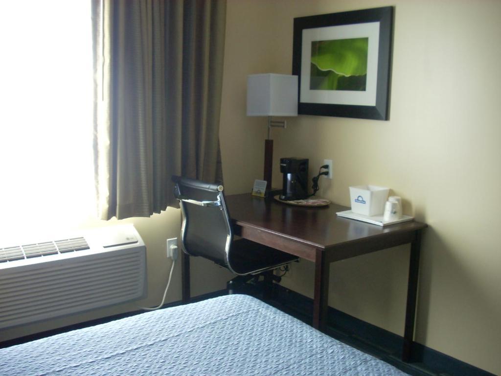 Days Inn & Suites By Wyndham Ozone Park/Jfk Airport นิวยอร์ก ภายนอก รูปภาพ