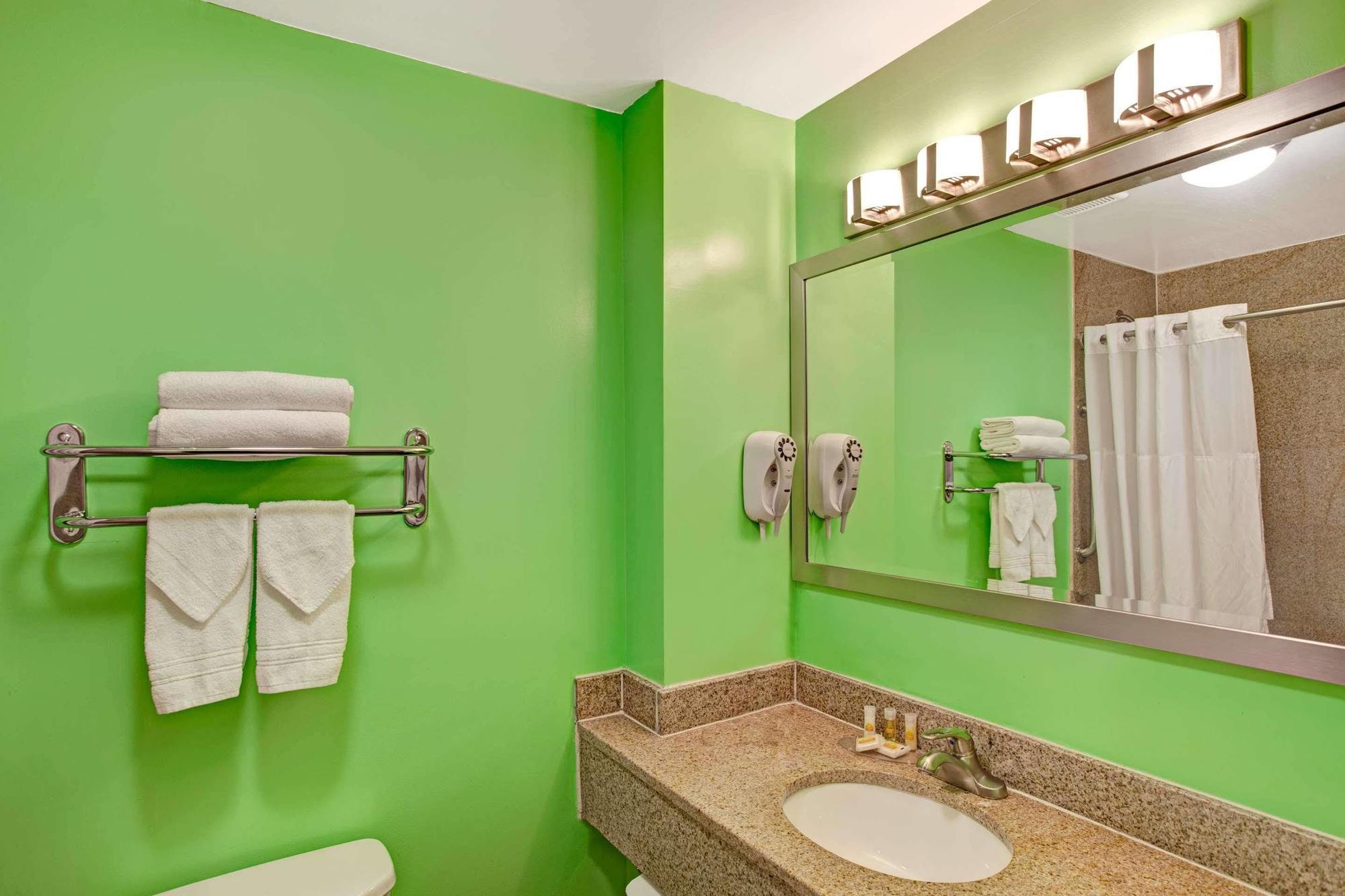 Days Inn & Suites By Wyndham Ozone Park/Jfk Airport นิวยอร์ก ภายนอก รูปภาพ