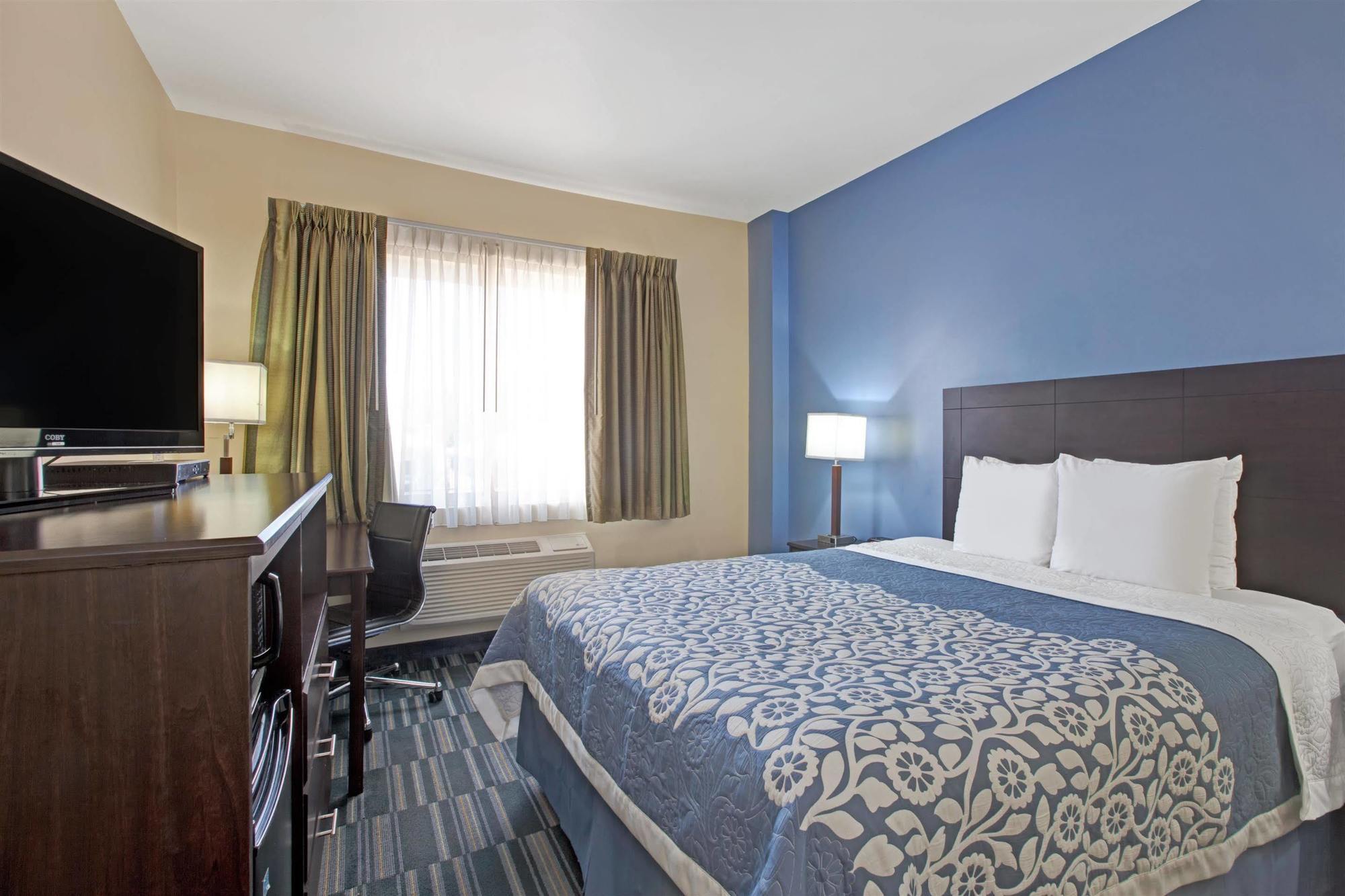 Days Inn & Suites By Wyndham Ozone Park/Jfk Airport นิวยอร์ก ภายนอก รูปภาพ