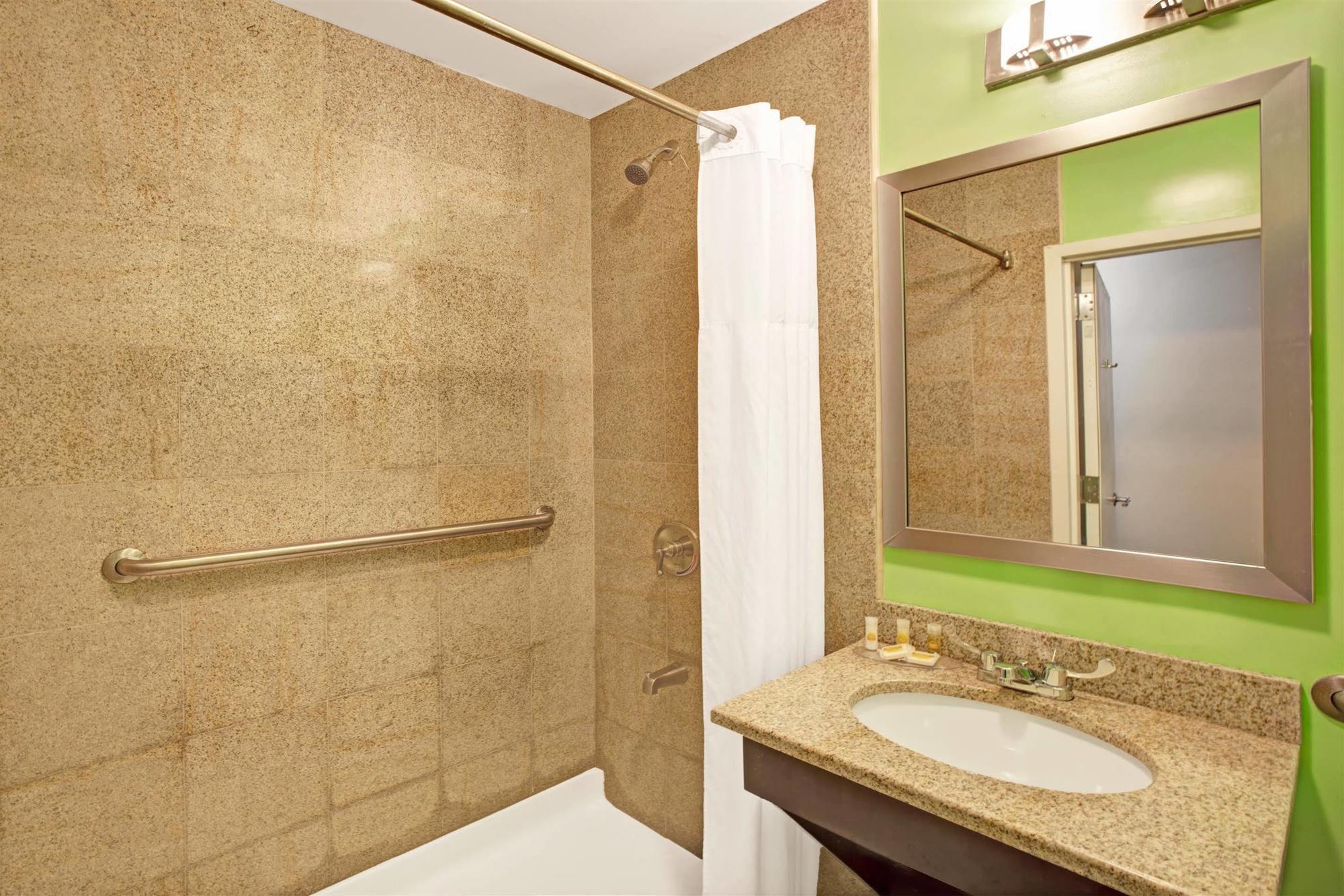 Days Inn & Suites By Wyndham Ozone Park/Jfk Airport นิวยอร์ก ภายนอก รูปภาพ