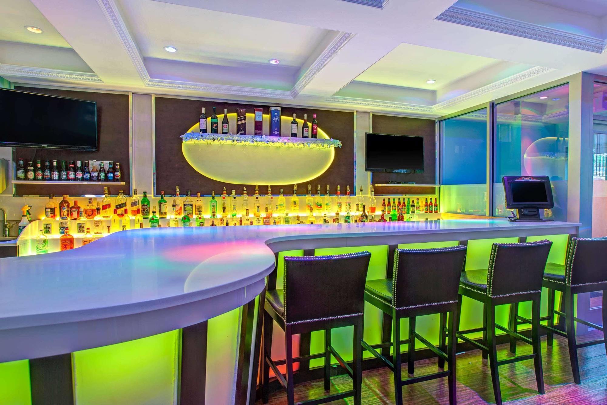 Days Inn & Suites By Wyndham Ozone Park/Jfk Airport นิวยอร์ก ภายนอก รูปภาพ