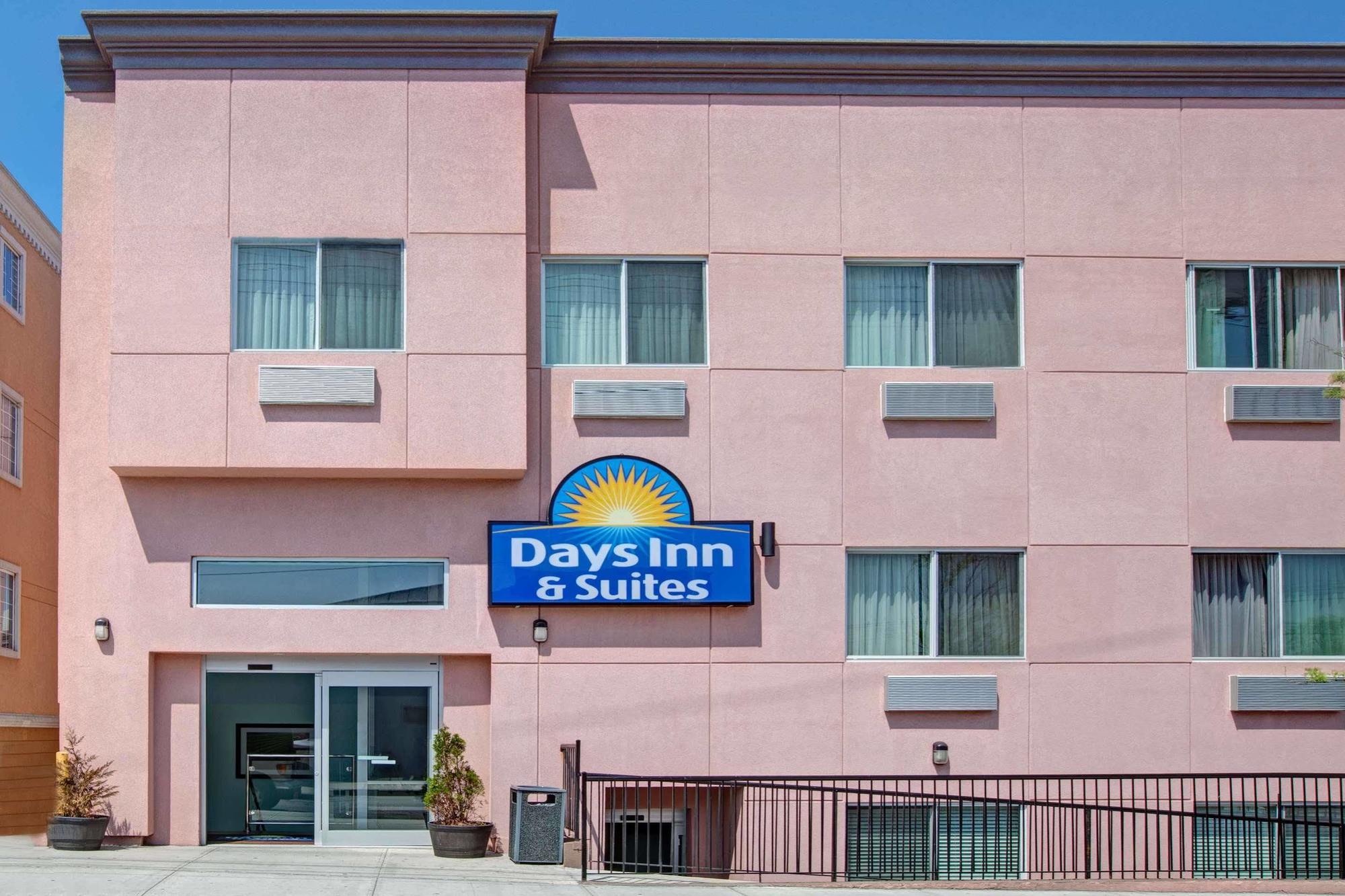 Days Inn & Suites By Wyndham Ozone Park/Jfk Airport นิวยอร์ก ภายนอก รูปภาพ