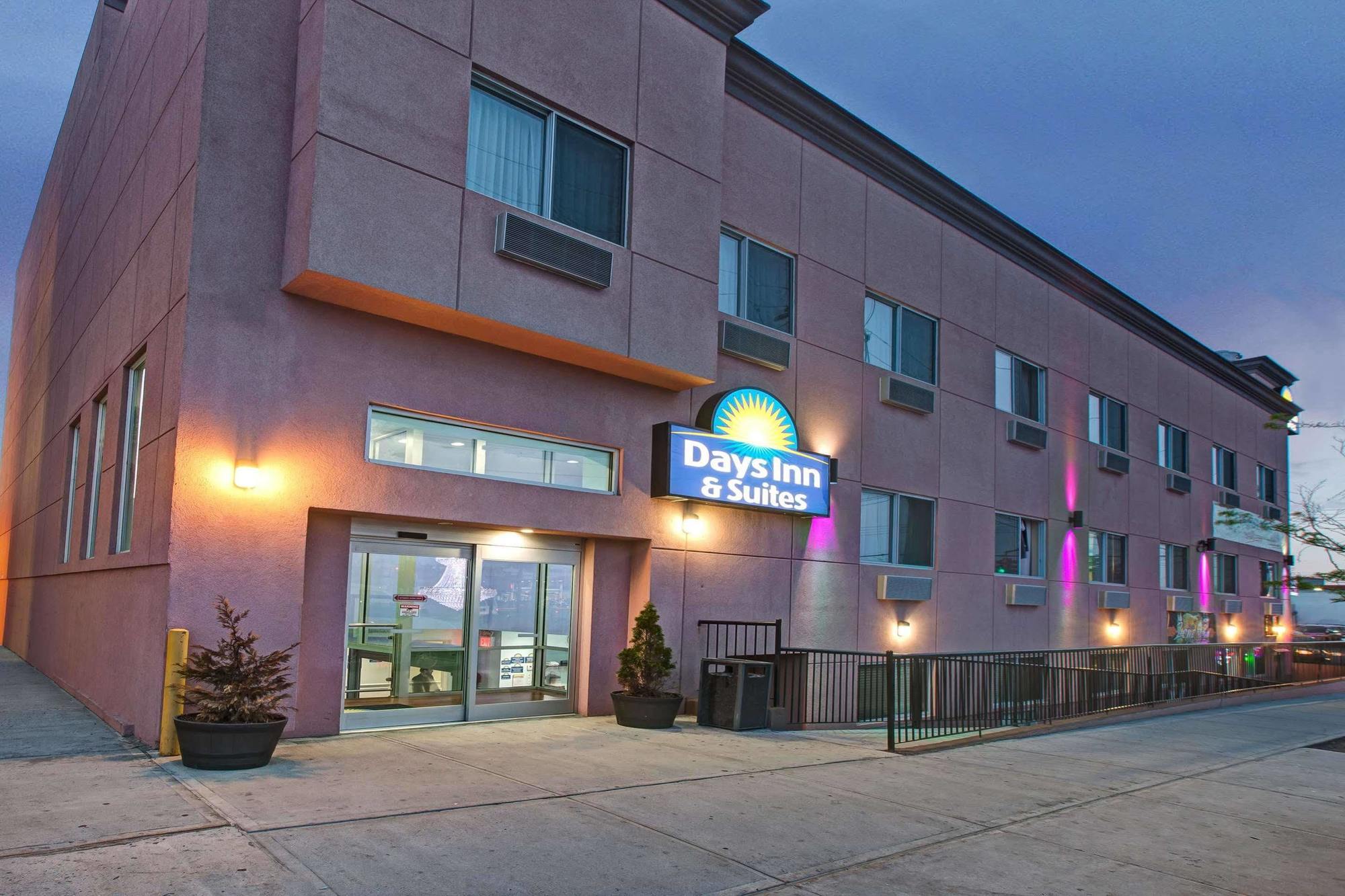 Days Inn & Suites By Wyndham Ozone Park/Jfk Airport นิวยอร์ก ภายนอก รูปภาพ